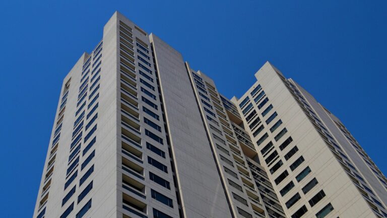 DIY vs Professional Apartment Management